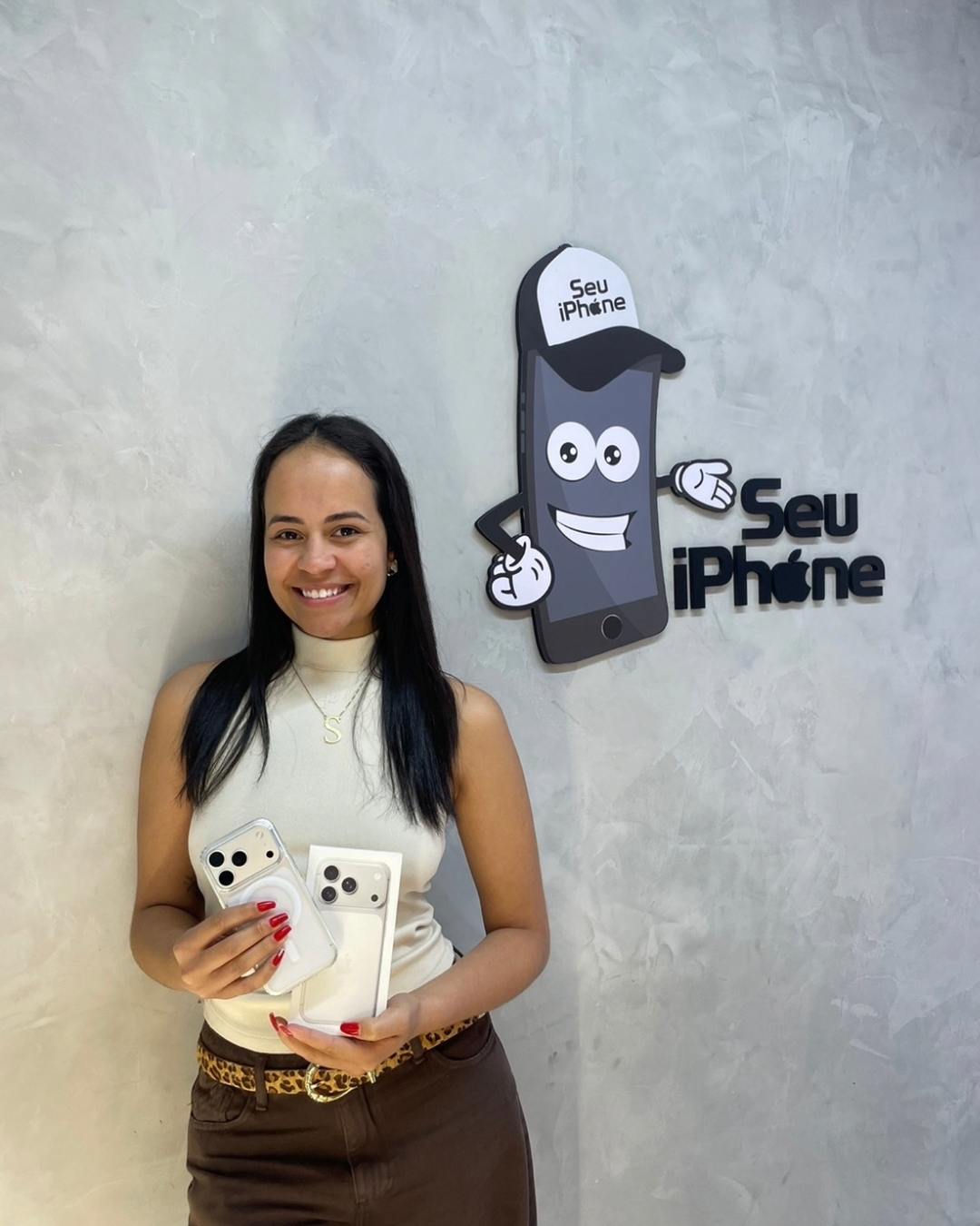 Cliente satisfeita com seus iPhones na loja
